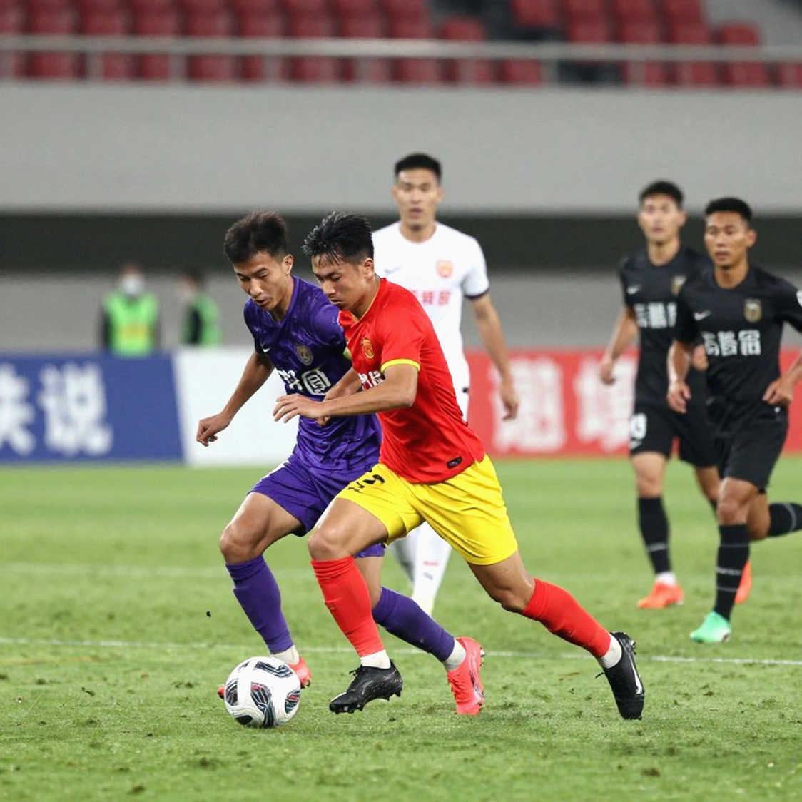 Hai cánh cửa giấy phép đóng cùng lúc: Trận derby Trung Java bị hủy vài giờ trước giờ bóng lăn