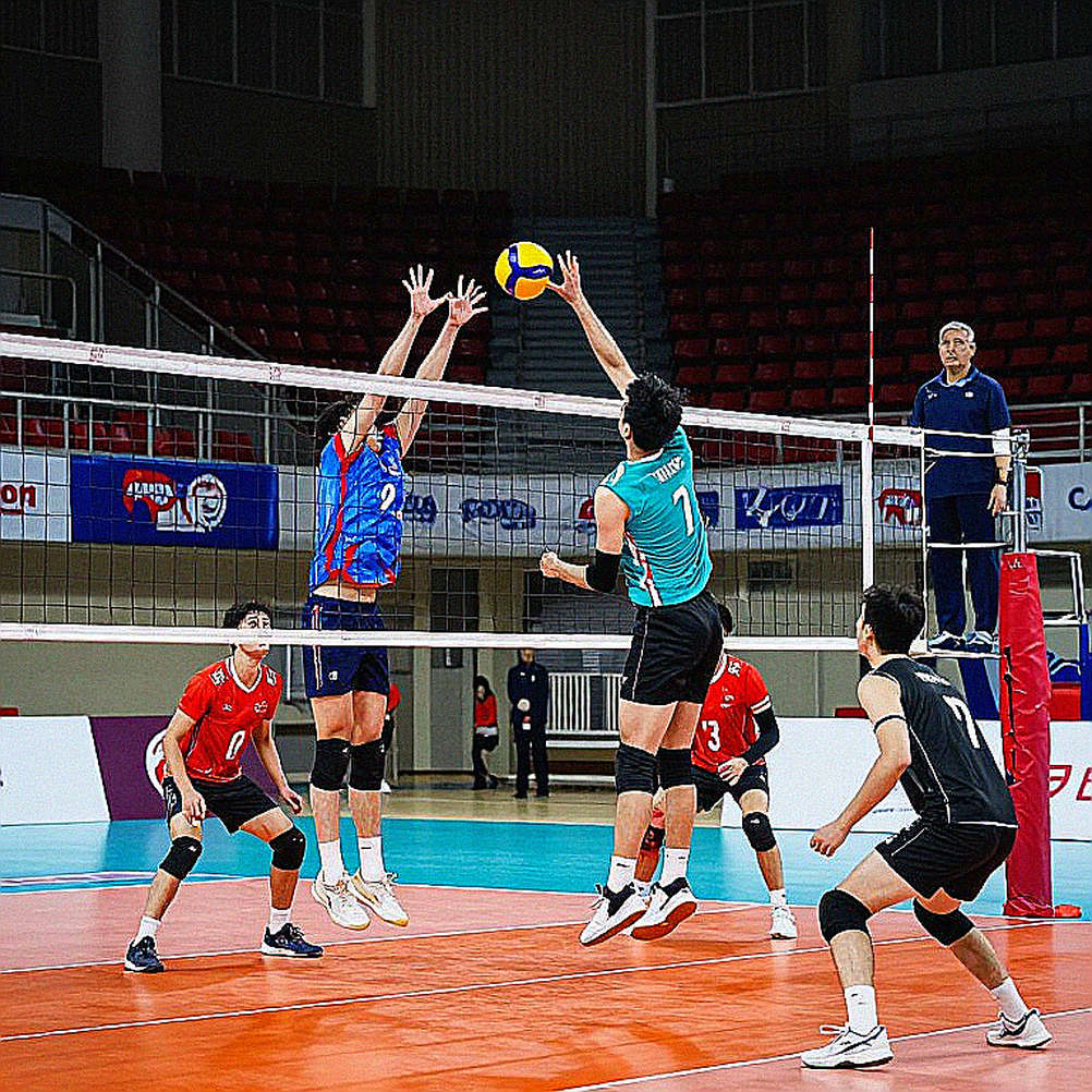 Kentucky ngược dòng Louisville 2-1: set hai 29-27 và cú nhảy .079 lên .420 Kentucky ngược dòng Louisville 2-1: set hai 29-27 và cú nhảy .079 lên .420