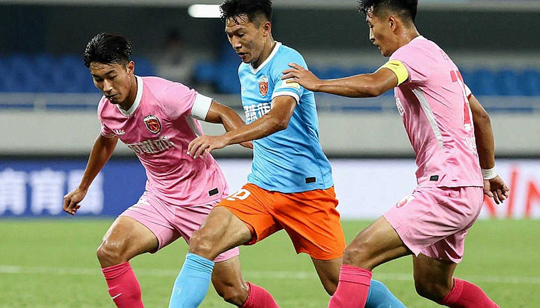 Meerdink gỡ hòa 2-2 cho AZ từ chấm phạt đền: 36 phút hơn người vẫn không có cơ hội rõ ràng