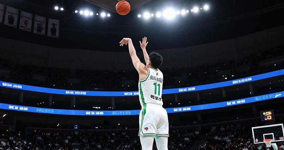 Tiếng vỗ tay vào khoảng không: Donta Hall, luật FIBA và cách EuroLeague định giá một trung phong