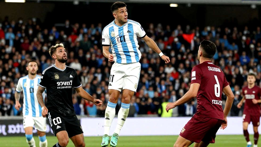 Renato Paiva và cuộc chiến giữ đôi chân trên mặt đất ở Santos Laguna Renato Paiva và cuộc chiến giữ đôi chân trên mặt đất ở Santos Laguna